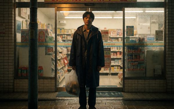 日韩电影画面:雨后的便利店门口,主角提着塑料袋站在路灯下,画面偏暖